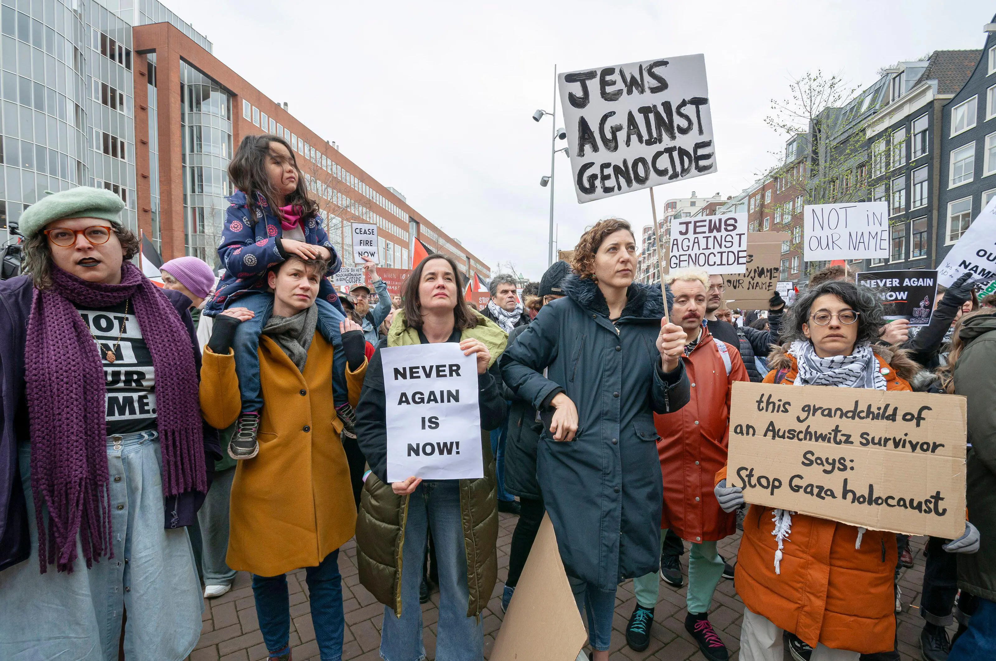protest bij opening holocaust museum